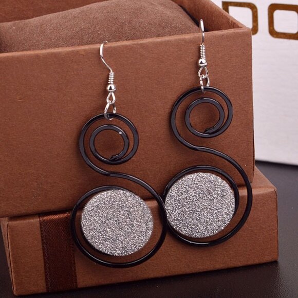 Fashion Statement Frosted Geometric Earrings - Picture 2 of 2
